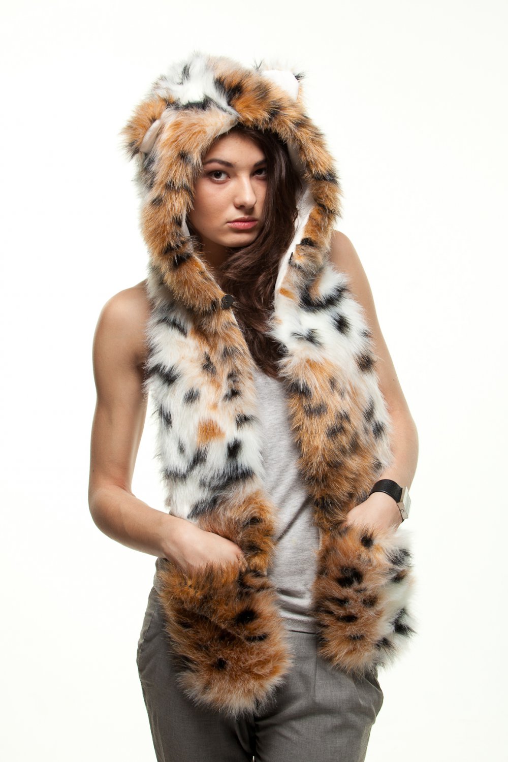 Шапоушка леопард. С меховыми кармашками для рук - купить в интернет-магазине Odensya.ru